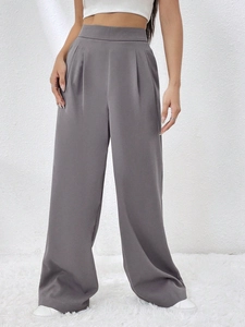 Pantaloni grigi a vita alta da donna con gamba larga, pieghe frontali e taglio dritto