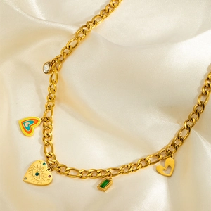 Détail du collier à plusieurs rangs avec cœurs, œil protecteur et charmes en zircon