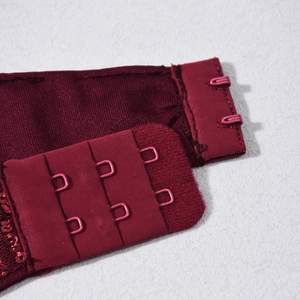 Detailansicht des weinroten Rückenverschlusses mit dreireihigem Zwei-Knopf-Design