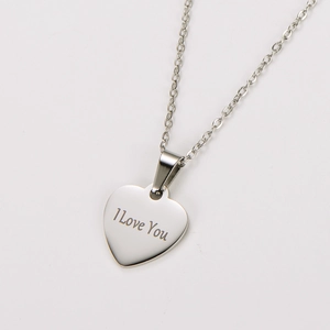 Détail macro du pendentif cœur en argent avec gravure I Love You pour la Fête des Mères
