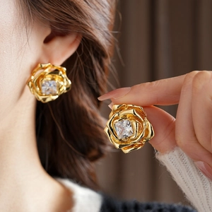 Boucles d'oreilles rose en plaqué or 18 carats avec zircon carré pour un look élégant