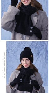 Détails de l'ensemble d'hiver en tricot noir avec bonnet à pompon et gants tactiles
