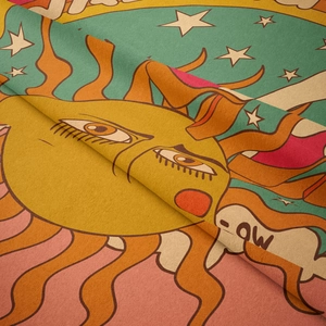 Dettaglio del tessuto in velluto boho con stampa di sole e stelle in stile vintage