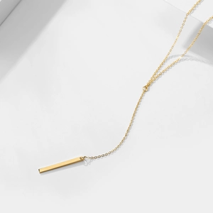 Vergoldete Edelstahlkette mit einem minimalistischen rechteckigen Stabanhänger