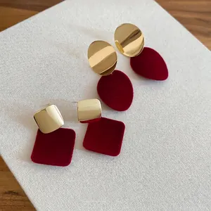 Boucles d'oreilles géométriques dorées vintage avec velours bordeaux et métal poli