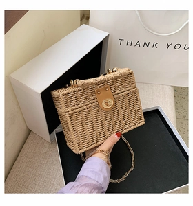 Nahaufnahme der gewebten Box-Tasche in Khaki mit goldener Kette und Metalldrehverschluss