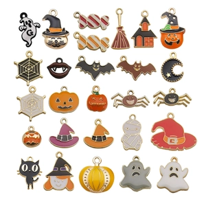 Dettaglio di ciondoli smaltati a tema Halloween con fantasmi e zucche per gioielli fai-da-te