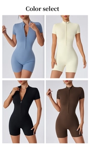 Combinaison courte de yoga pour femme avec col zippé disponible en quatre coloris variés