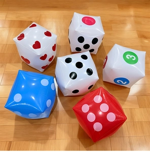 Varietà di dadi da gioco gonfiabili in PVC colorati con motivi a cuore e numeri