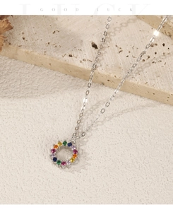 Makroaufnahme einer S925 Silberhalskette mit rundem Regenbogen-Edelsteinanhänger