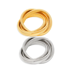 Detalle de pulseras de cadena de serpiente apiladas en oro y plata con textura metálica