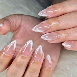 Unghie Finte French Style con Onde Bianche Forma a Mandorla Minimalista Motivo Marmo Rosa Nudo per Donna