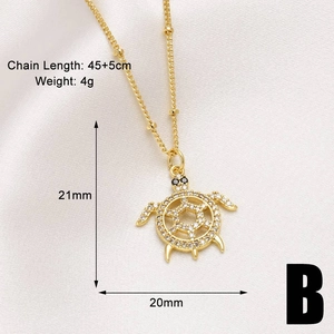 Dettaglio della collana con ciondolo a tartaruga in placcatura oro 18k e zirconi chiari