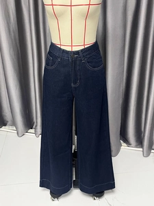 Detailansicht der High-Waist-Jeans mit weitem Bein in Dunkelblau und weißen Kontrastnähten