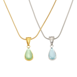 Colliers de style français avec pendentifs en verre en forme de goutte verte et bleue