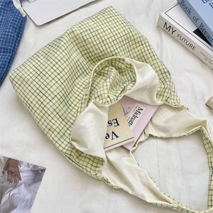 Gros plan sur le sac fourre-tout en toile à carreaux jaunes avec doublure douce
