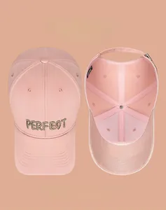 Détail d'une casquette en coton rose avec broderie PERFECT dorée et boucle en métal