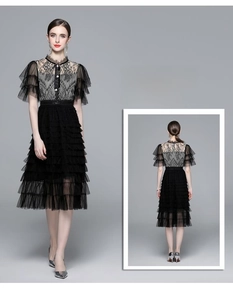 Robe à volants en maille noire avec haut en dentelle grise et poignets volantés