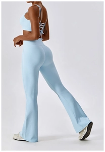 Détail de l'ensemble de yoga côtelé bleu clair avec soutien-gorge croisé et pantalon évasé