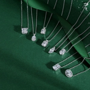 Ensemble de colliers en argent 925 avec zircons de diverses formes et tailles élégantes