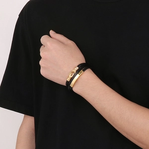 Détail du bracelet double tour en cuir tressé noir pour homme avec fermoir magnétique doré