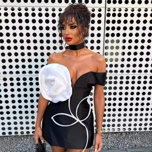 Robe bustier noire courte avec grande fleur blanche en 3D et détails de perles chic