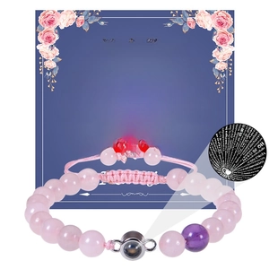 Détail du bracelet en cristal rose avec pierre de projection et carte cadeau romantique