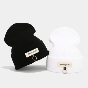 Bonnet en tricot tendance avec anneau métallique et écusson à lettres noir et blanc