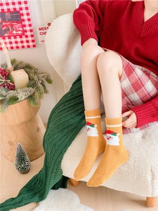 Chaussettes de Noël en polaire corail orange avec un motif festif du Père Noël