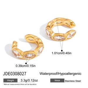Dettaglio del polsino per orecchio in acciaio 18K con zirconi marquise e misure complete