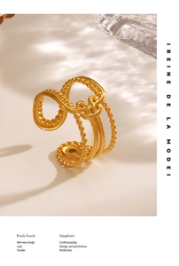 Détail d'une bague à vagues multicouches plaquée or 18 carats avec bords perlés et ajourés