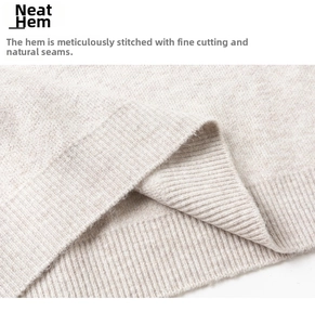 Detail van de geribbelde gebreide zoom en fijne stiksels op een beige polo-trui