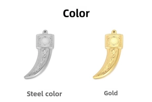 Dettaglio di pendenti a dente di lupo con incisioni vintage in acciaio argento e oro