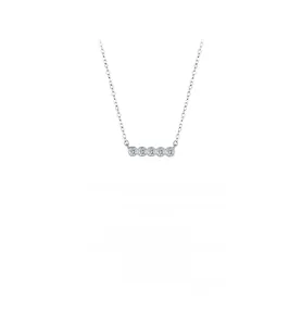 Dettaglio della collana in argento s925 con cinque pietre Moissanite su una catena sottile