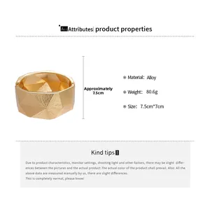 Detailansicht des goldenen breiten geometrischen Armreifs mit facettierter Textur