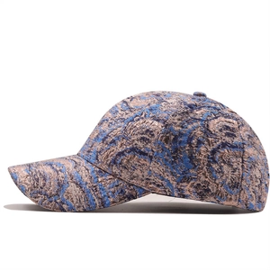 Dettaglio macro della trama jacquard blu e bronzo di alta qualità su questo cappello hip-hop