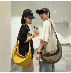 Détails de sacs bandoulière en nylon jaune et vert foncé portés par des modèles