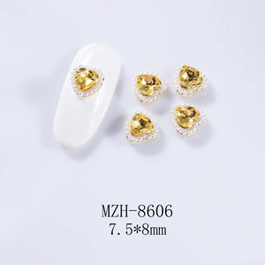 Détail bijou d'ongle cœur 3D avec pierre jaune et bordure perles, taille 7,5x8mm