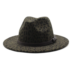 Detail eines dunkelgrünen Fedora mit Leopardenmuster, Lederband und Metallschnallenriemen