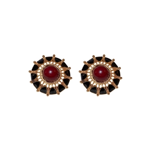 Boucles d'oreilles vintage dorées avec pierre rouge centrale et émail noir chic