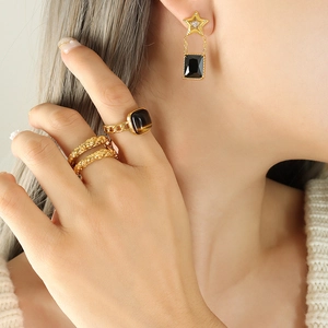 Boucles D'oreilles Étoile Pentagramme Acier Titane Plaqué Or 18K Cristal Noir Rectangulaire Vintage Pour Femmes