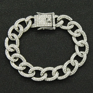 Bracelet cubain argenté pour homme avec strass pavés complets sur fond de texture noire