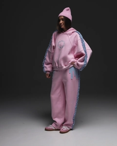 Détail de l'ensemble à capuche rose avec bords volantés bleus et tissu en coton tricoté