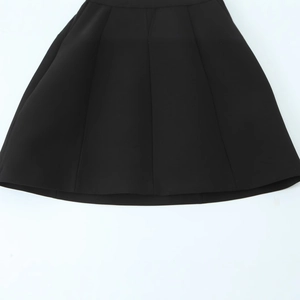 Robe midi bustier noire de style français avec silhouette trapèze et patchwork structuré