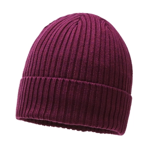 Bonnet en maille épaisse violet foncé pour l'hiver, accessoire chaud et moderne