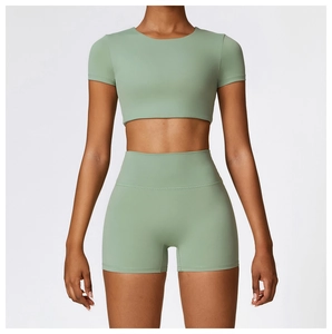 Vue de face du haut court sans couture et short taille haute en tissu vert mauve sport