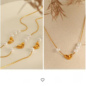 Détails d'un collier pendentif cœur vintage avec perles blanches et chaîne dorée