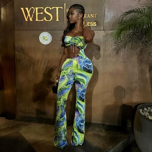 Ensemble 2 pièces femme avec haut court imprimé marbre vert et pantalon évasé