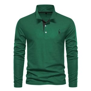 Détail du polo manches longues en coton vert foncé avec broderie cerf noire sur la poitrine