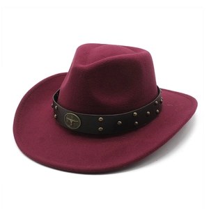 Dettaglio cappello cowboy rosso vino con fascia in pelle borchiata e stemma di toro